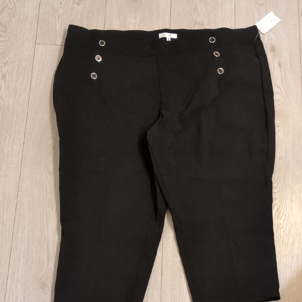 NWT Daily thread Black Cropped Pants with Button Detail